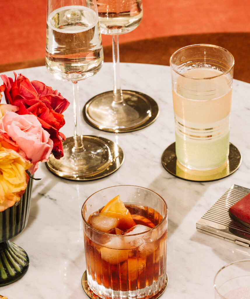 Cocktails and flowers arranged on a cafe table